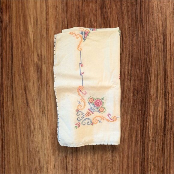 Vintage Hand-Embroidered Muslin Table Runner Floral  Bow Design Scalloped Edge - Picture 2 of 7